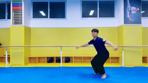 前450°旋风踢练习步骤