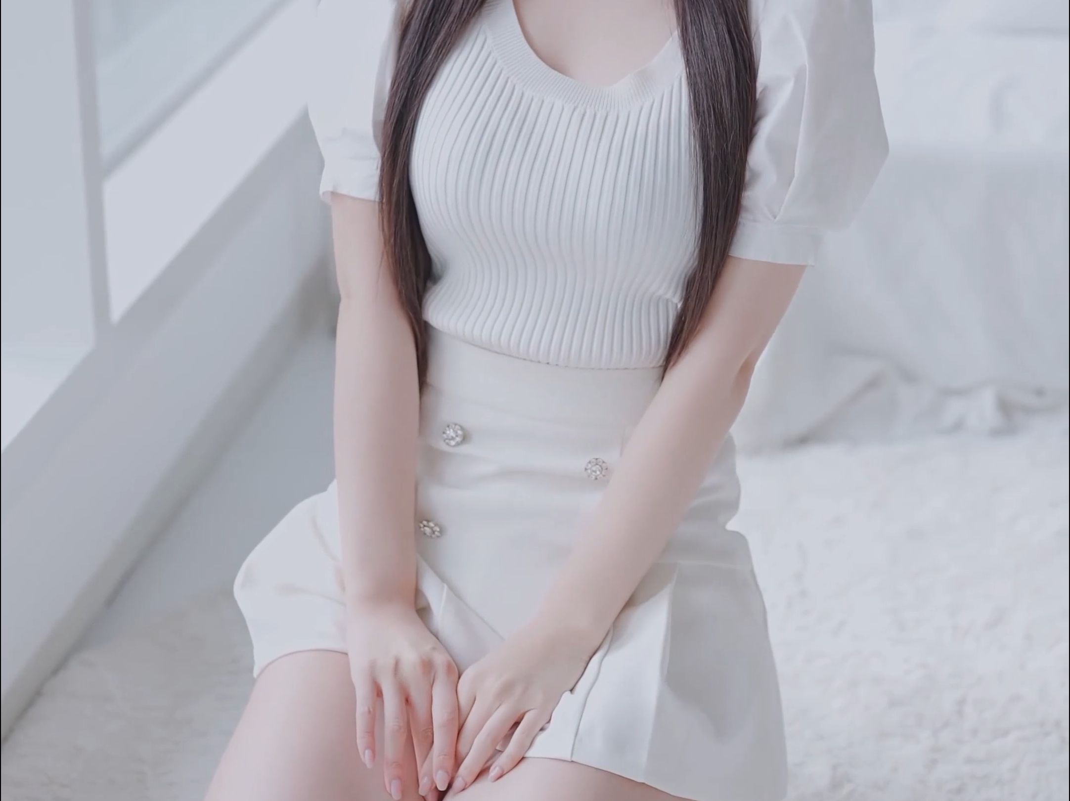 Miss KYUL's white skirt outfit