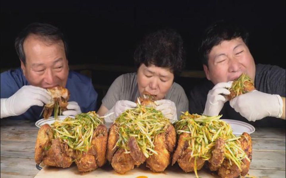 中字韩国兴森一家人吃3只葱炸鸡大口啃肉吃的一个比一个香