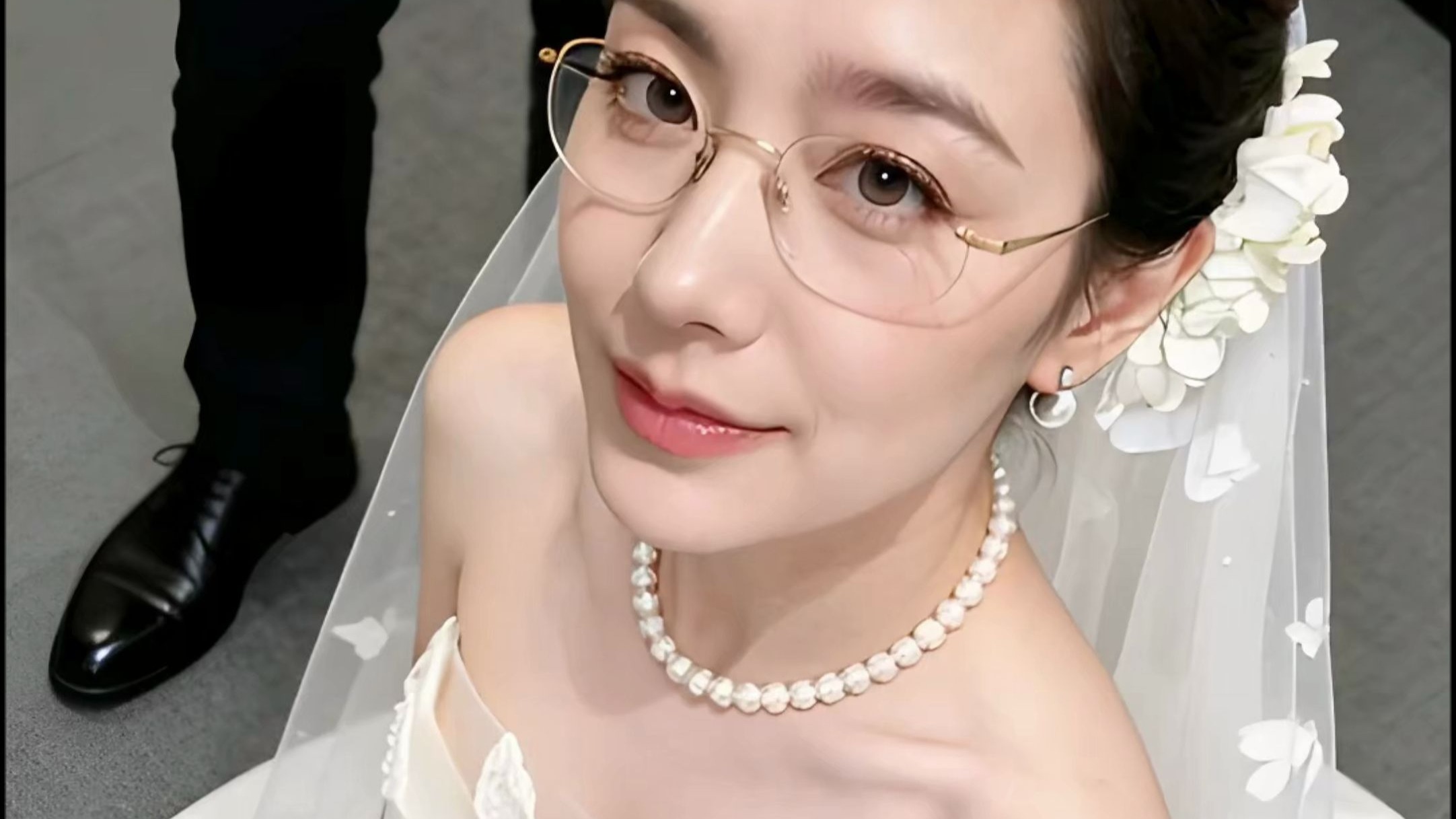 老板叫我穿婚纱上班