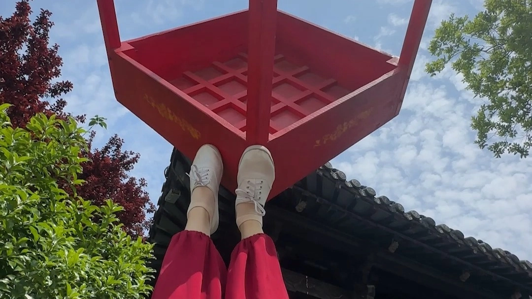 第一视角体验非遗蹬桌子技艺，00后女生脚蹬八仙桌，动作轻盈娴熟。网友：见到现实世界里的“无影脚”了！ 缩略图