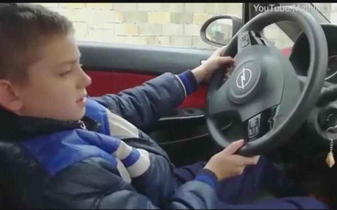 法国一12岁少年偷开父母汽车 几秒后车撞墙