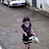 美女当街站立大便 事后径直离开！最后还不忘回头看看