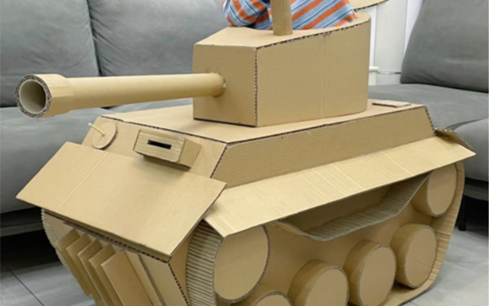 用废纸箱给孩子做个大坦克，还能发射炮弹，第一个目标竟然是爸爸