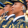 中国人民解放军联合军乐团是九三阅兵中最早入场、最晚离场的队伍。人民日报记者蹲点采访，用镜头为这群#五线谱上踢正步的人 画像，见证铁血荣光背后的追梦点滴