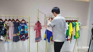 【鲨鲨坊】中国<em class="keyword">童装</em>十大<em class="keyword">品牌</em>，一线<em class="keyword">品牌</em>鲨鲨坊夏装、中大童非常亮色的潮牌夏装、<em class="keyword">国内一</em>二三线<em class="keyword">品牌童装</em>尾货批发基地、响应国家摆地摊政策、上百个<em class="keyword">品牌</em>全部3元5元起批、