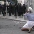 法国大骚乱DAY4，有人零元购，有人下跪求法警别抓他们