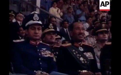 埃及总统安瓦尔•萨达特阅兵时遇袭。（可汗的子民）