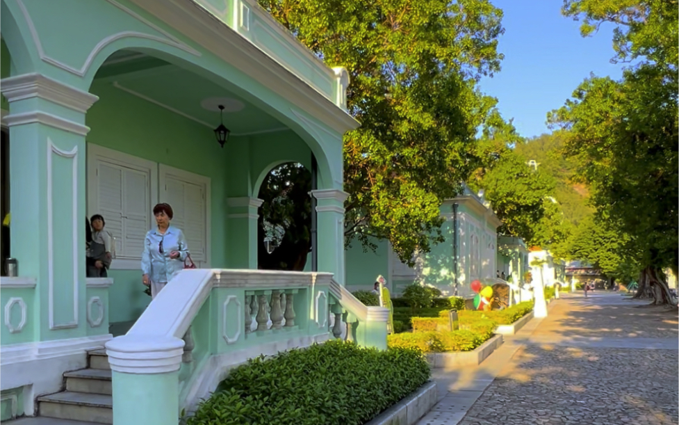 《龙环葡韵》是 澳门八景之一，＂龙环＂指澳门，景观包括五栋葡式住宅、嘉模教堂、图书馆和两个小公园，建于1921年，已是文物建筑与文化遗产，现为住宅式博物馆。