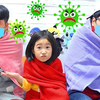 爸爸和叔叔淋雨感冒了，宝蓝扮演小大人照顾病人，太可爱了