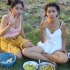 柬埔寨两个小姐姐在野外尝美食，又酸又辣眼泪都出来了