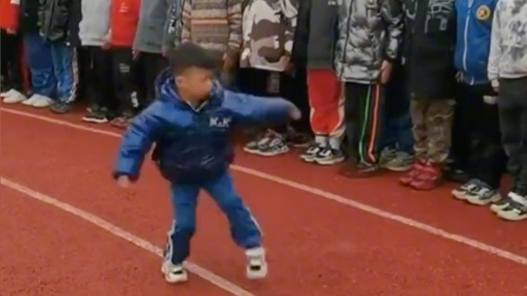 4岁男孩为同学表演武术，动作干脆利落！棒棒哒👍