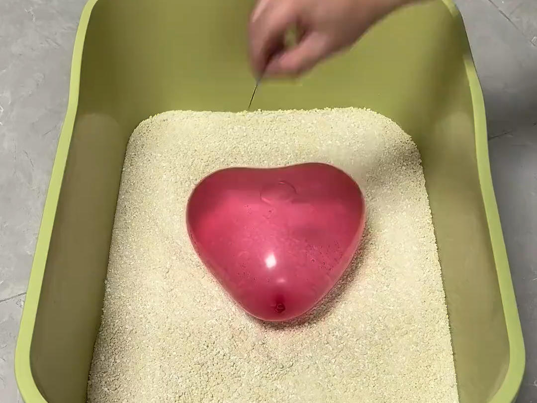 不要再买大几十的猫砂了，瑞梦迪五包木薯猫砂才两位数，这款豆腐木薯混合猫砂不仅好用还便宜，特意添加了小苏打和高分子，即使出差三天也不会臭