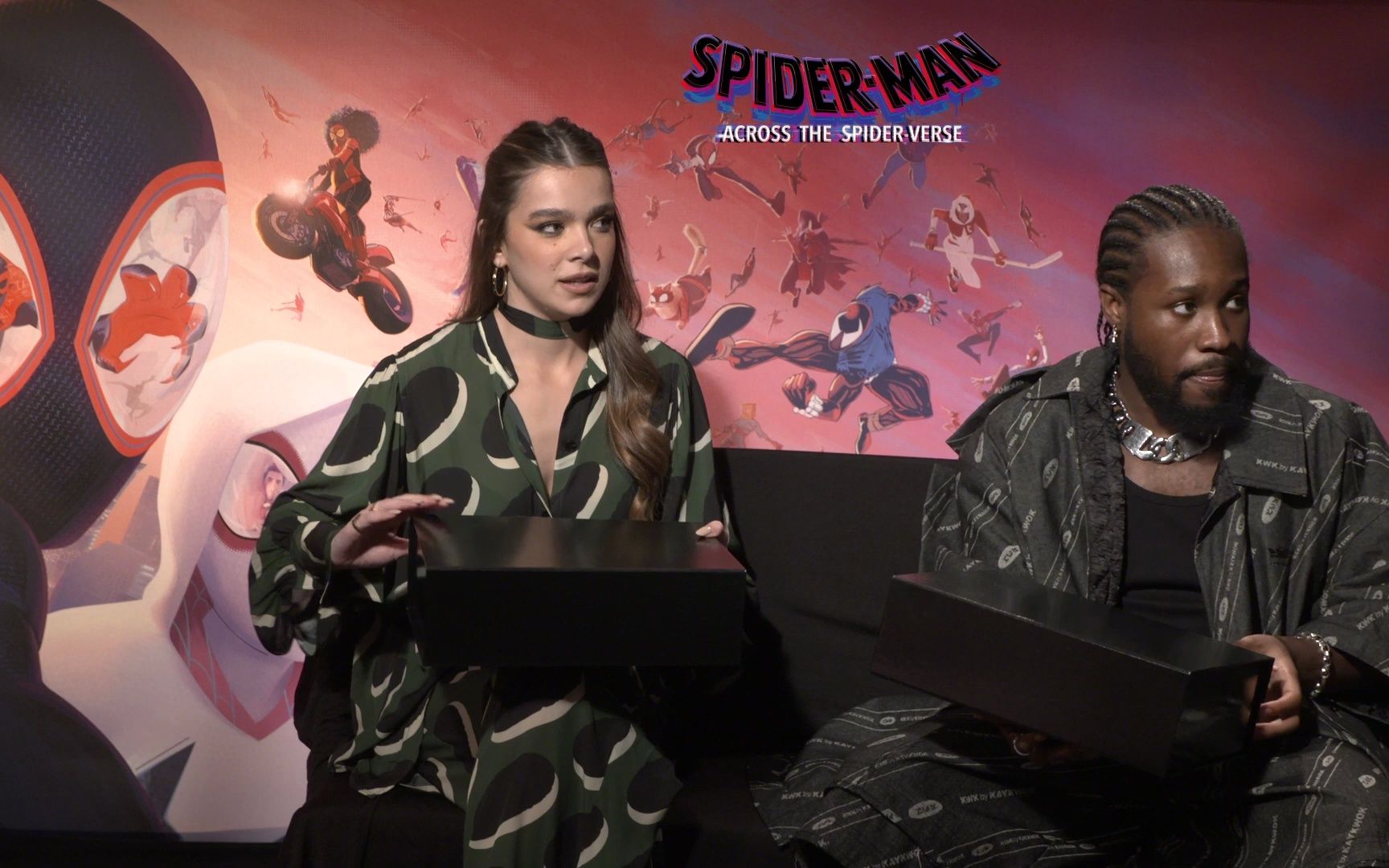 【海莉·斯坦菲尔德】Across the SpiderVerse Hailee Steinfeld and Shameik Moore Unboxing