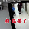 熊孩子楼道内撒尿，被大人提示有监控后竖起中指挑衅