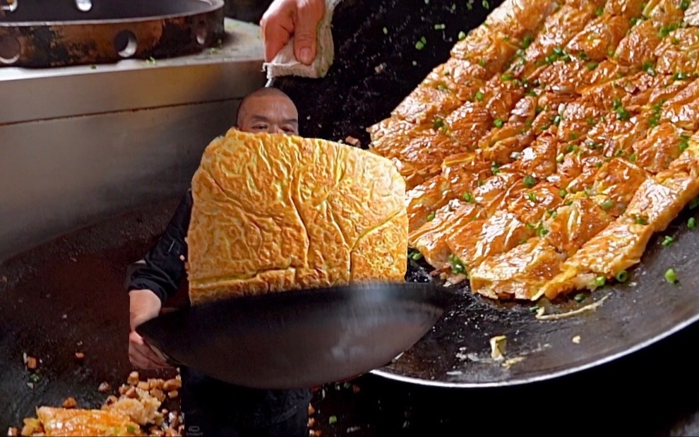 武汉“最便宜的大饼豆皮”，6元一份，大哥甩锅20多年从未失手，锅在甩、饼在飞