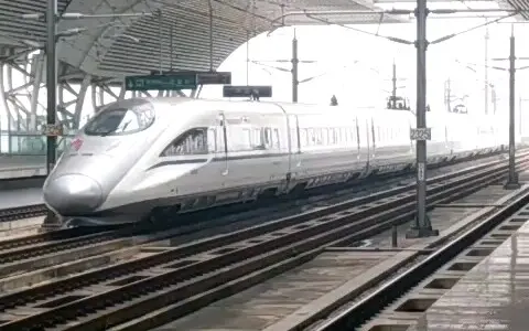 由上海铁路局合肥南动车所改配属南宁屯里动车所CRH380A-2725担当G2910/G2907次列车执行高速通过庆盛站