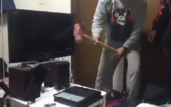 手提锤子把儿子的ps4破坏的凶残父亲出现了
