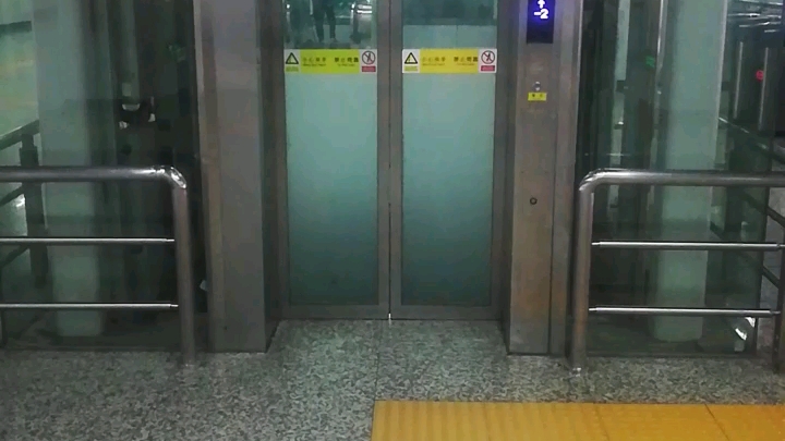 长沙地铁2号线望城坡（汽车西站）的日立LCA站台电梯