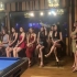 曼谷的酒吧里泰妹们坐成一排、形成了一道亮丽的风景线