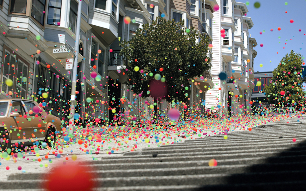 把25万颗弹力球，倾倒在大街上是什么景象