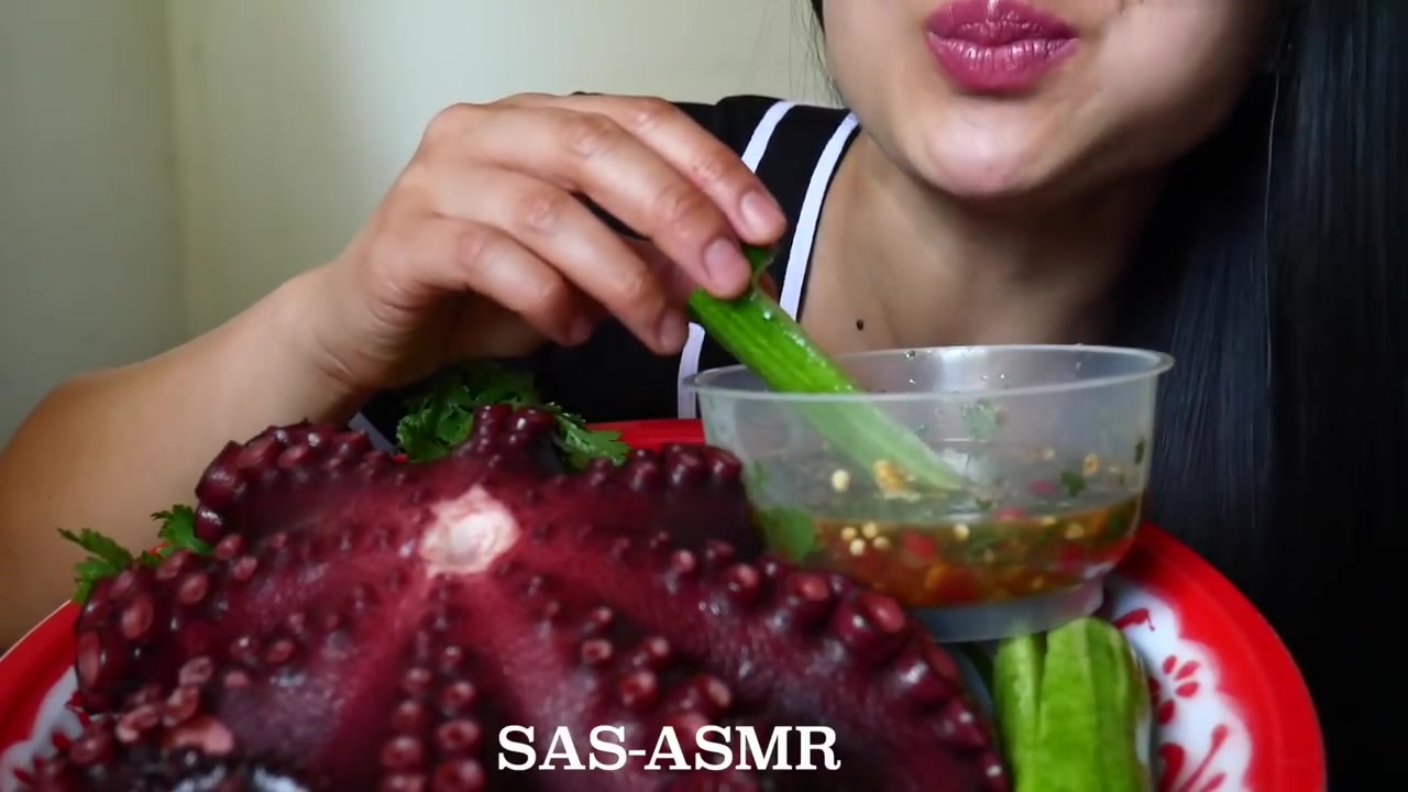 asmr giant octopus (chewy eating sounds) no talking _ sas-asmr