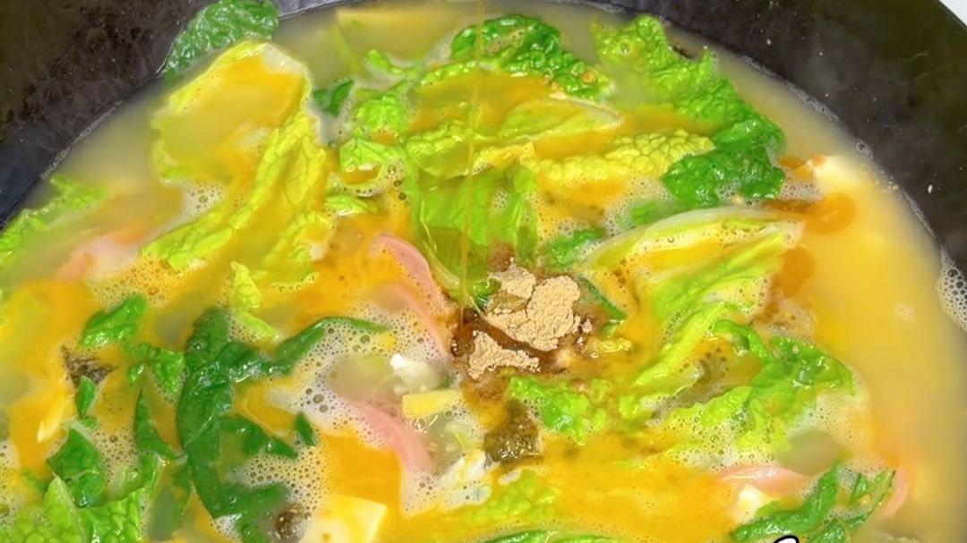 一个皮蛋 一个咸鸭蛋 鲜掉眉毛的三鲜汤 稳稳拿捏
