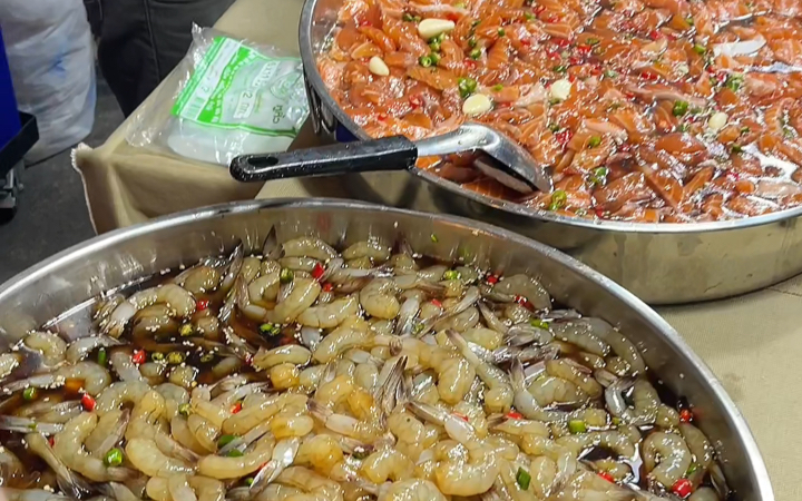 泰国美食：几块也能吃生腌三文鱼虾螃蟹包着海苔吃一个都不能少