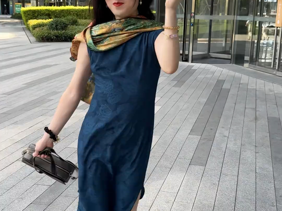 学校行政楼里的女人