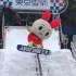 东京雪祭吉祥物滑雪不慎摔倒，引观众笑出了猪叫