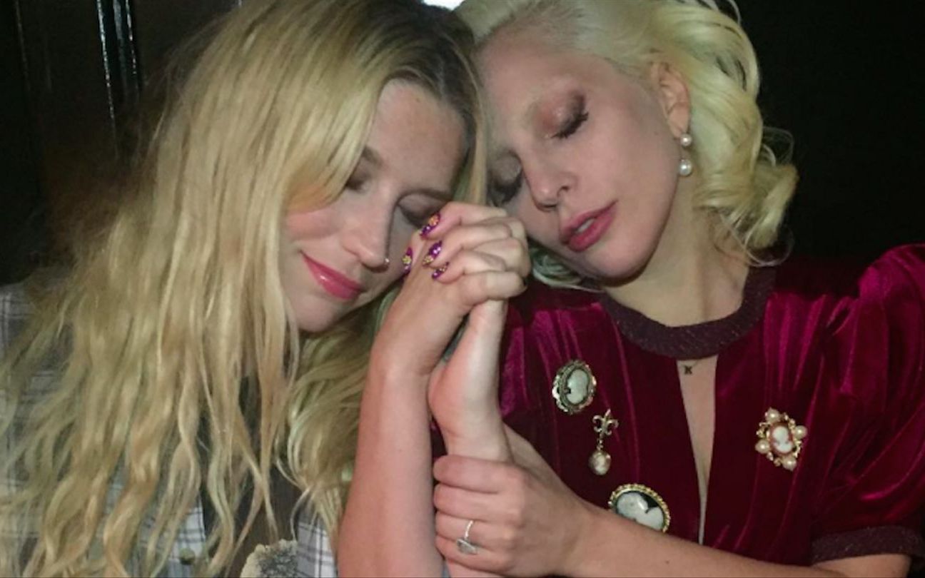 钱婆kesha称ladygagabadromance是史上最伟大的歌曲之一还表示期待新