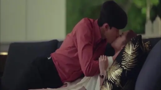 《吻戏》从沙发吻到床上!