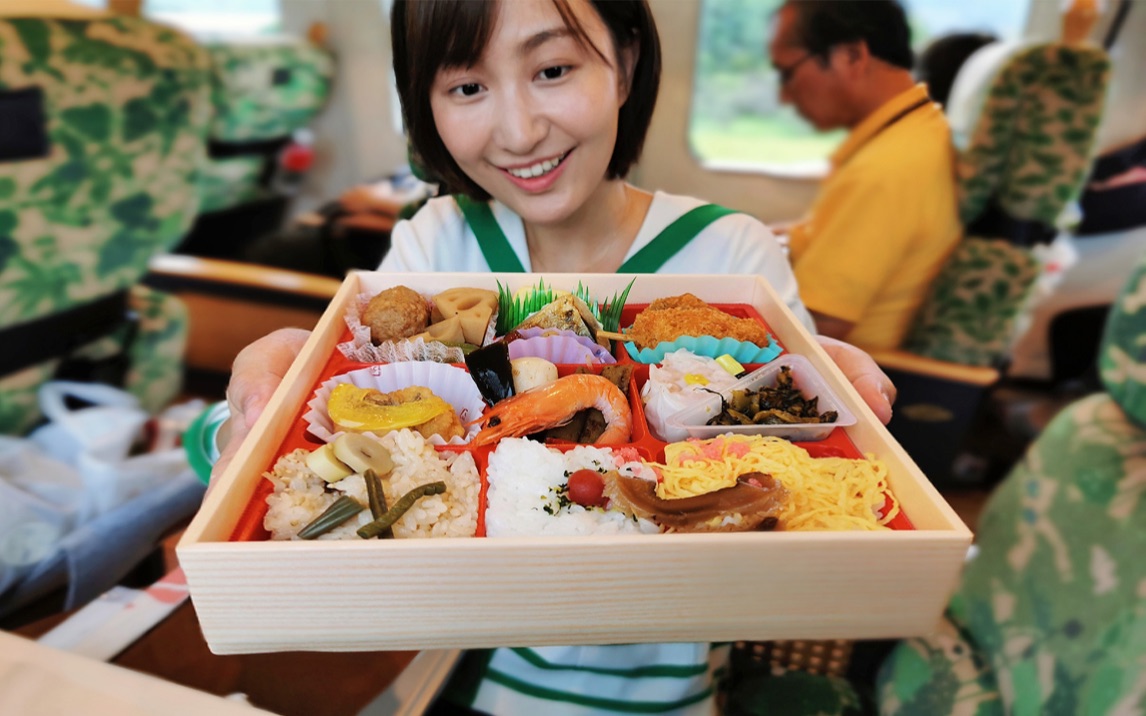 试吃人气第一的日本火车便当，会比高铁盒饭好吃吗？