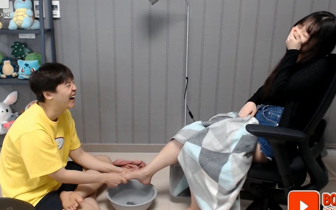 韩国男女主播互相帮对方洗脚