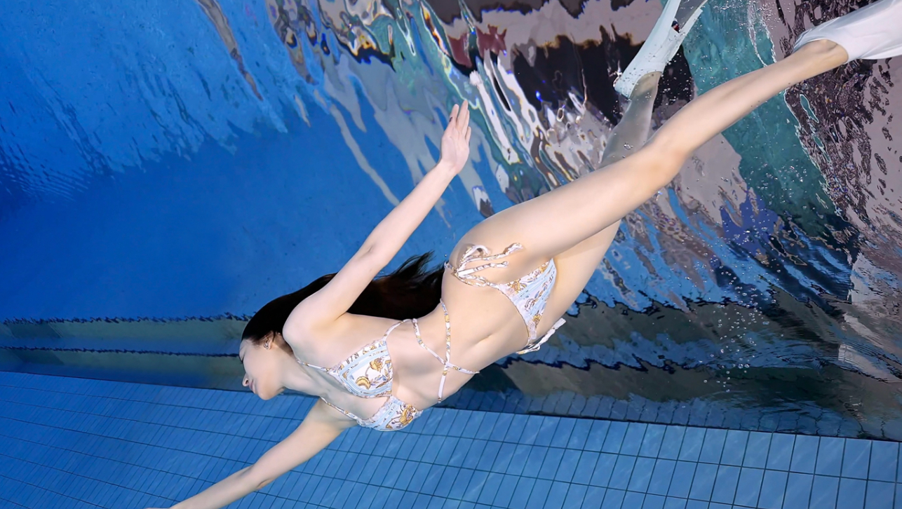 美人鱼变身潜水女孩