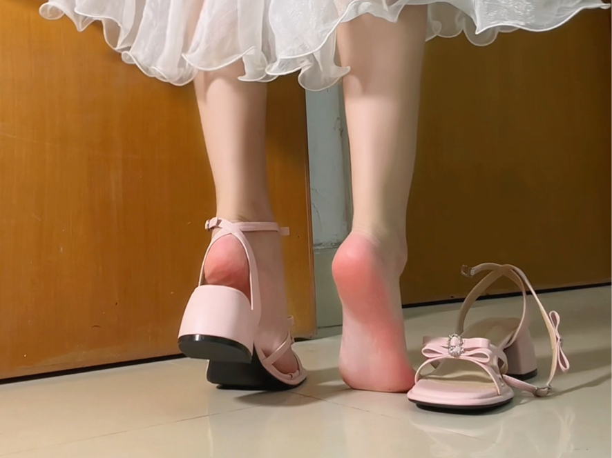 粉色蝴蝶结夏日凉鞋～好可爱啊