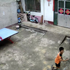 想家的时候，你可以默默打开网络监控摄像头查看家中情况，小伙子在自娱自乐不亦乐乎！哈哈