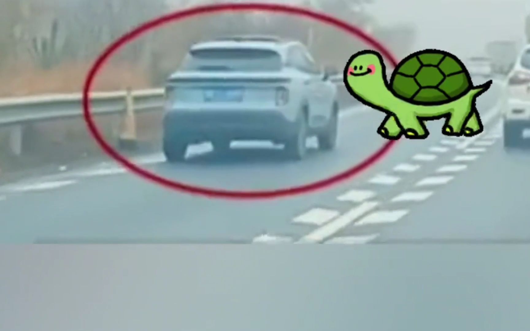 小车在高速“龟速行驶”，全程挂1档，交警都看不下去了