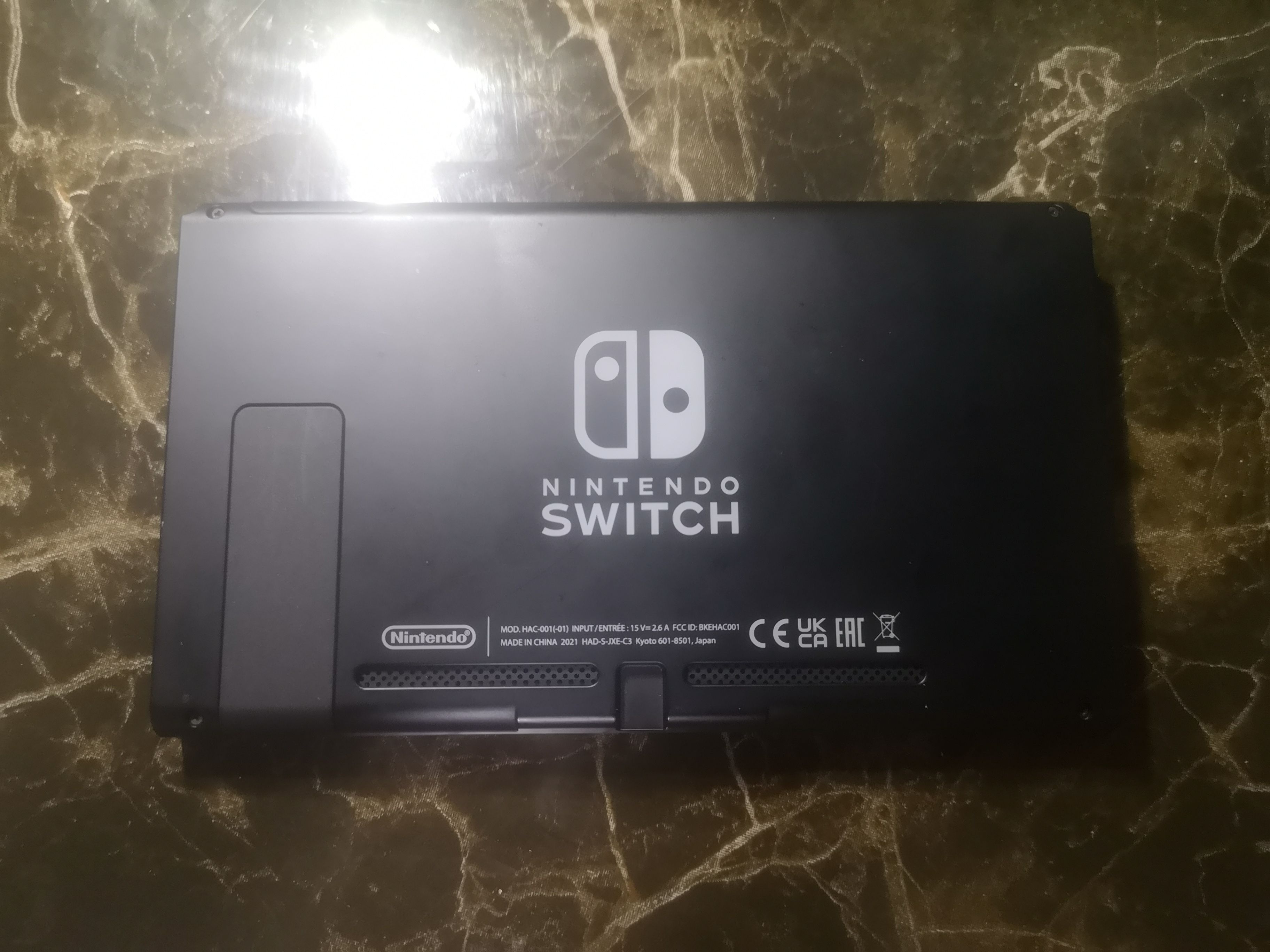同学买的switch但是没用多久想拿去卖了,有人要买吗