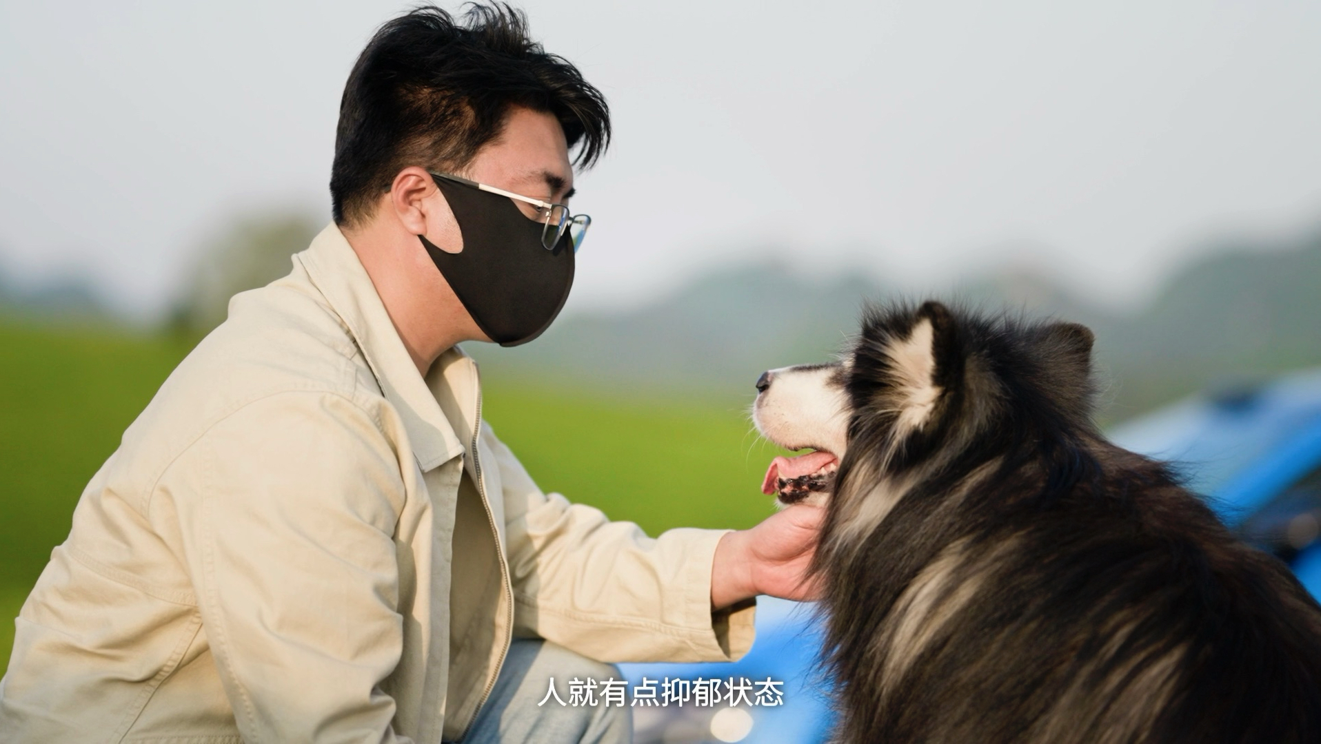 十二年，墨爷陪“我”走过了整个青春。如今它渐渐老去，脚步慢了，可“我”还是想带它去更远的旷野。#我最想停止的倒计时，让墨爷再慢一点老去。