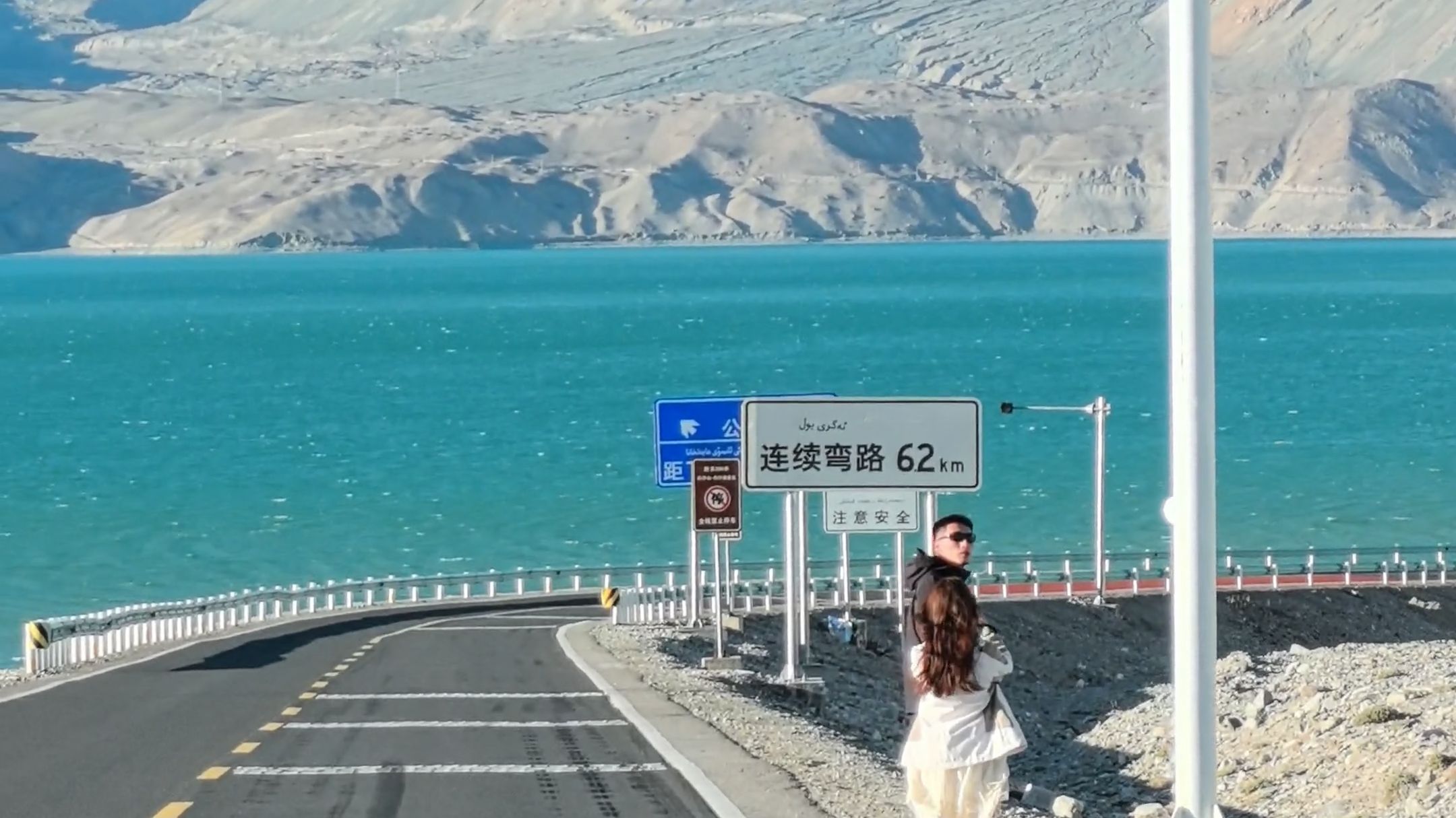 “这首BGM一响 心神就乱了 该出去走走 去找解药 去找自己”