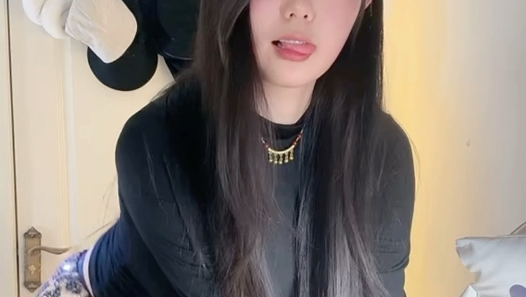 温柔鑫阿姨（黑丝 趴在椅子上顶胯 原声夹腿 刷到必看