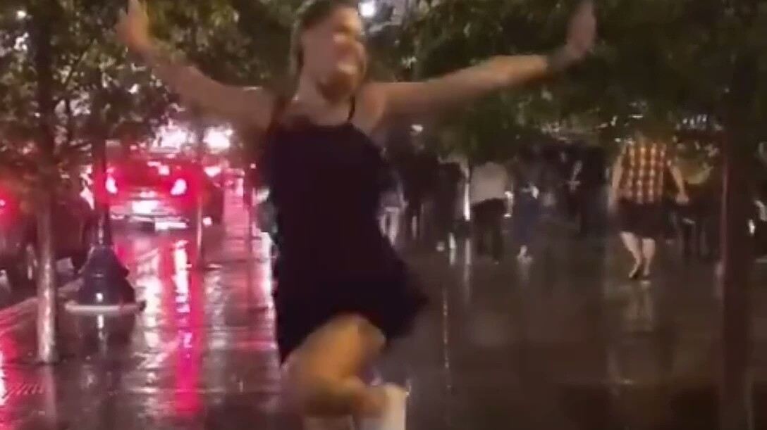 小姐姐在霉霉演唱会场外雨中跳起了Delicate里的舞蹈♥！