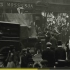 1901年早春，英国曼彻斯特街头，人头攒动，车水马龙