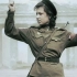 苏军攻克柏林珍藏影像，国会大厦插上红旗，苏联女兵正在指挥交通