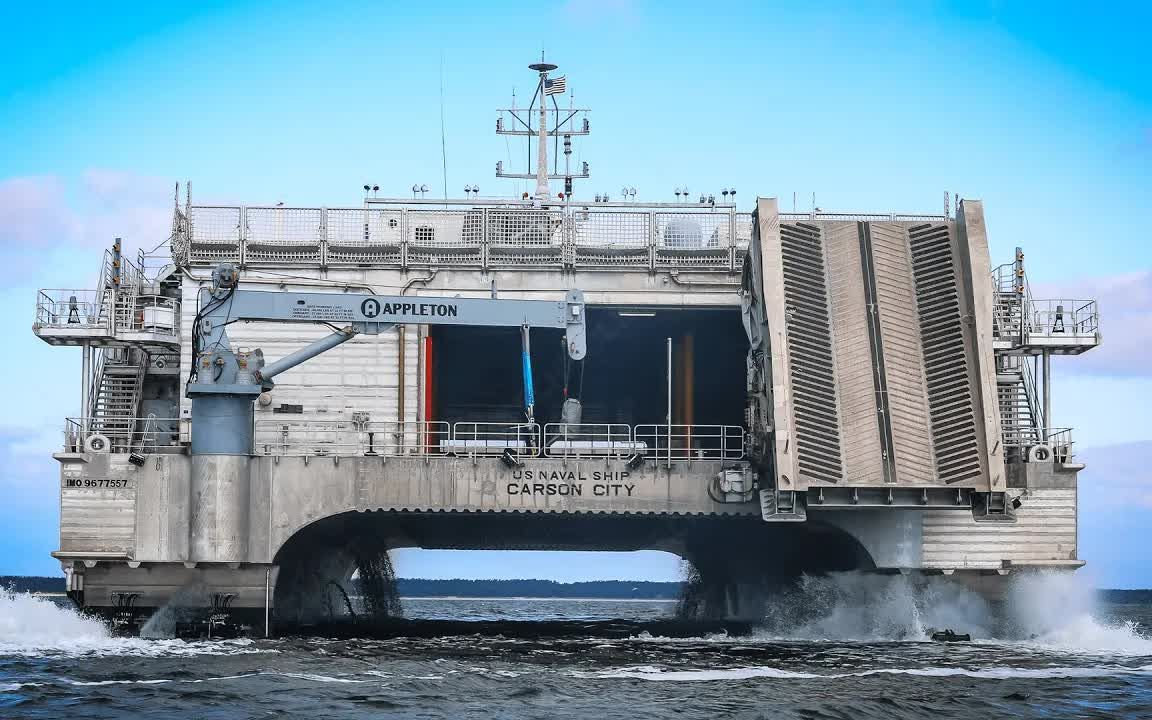 一等人测试新的快速船来运输坦克、武器和部队