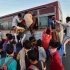 不同国家的人挤公交，印度小伙拉车窗狂跑10公里，中国乘客秩序好