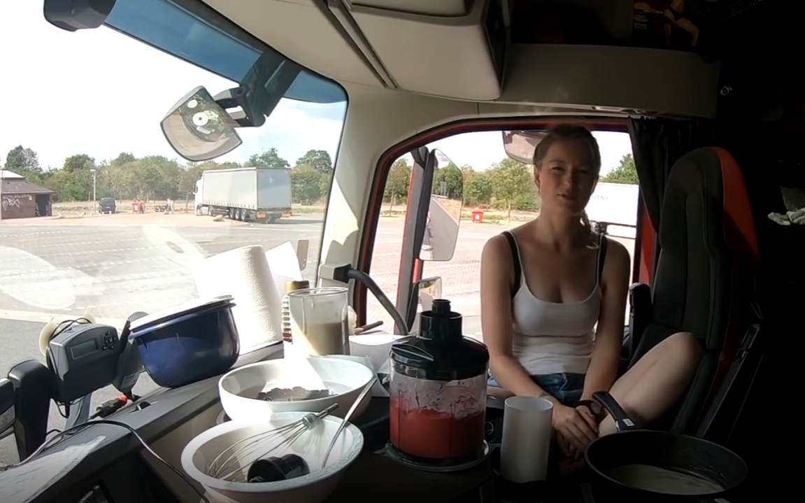 （中文字幕） 波兰美女卡车司机 伊沃娜 在沃尔沃卡车上做饭  体验外国卡车生活 看外国美女卡车司机吃些什么