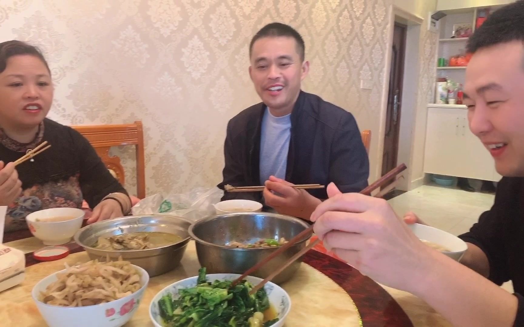 首播圆子和王小川结婚第二天,岳父贴心准备回门钱,看女婿如何回应?
