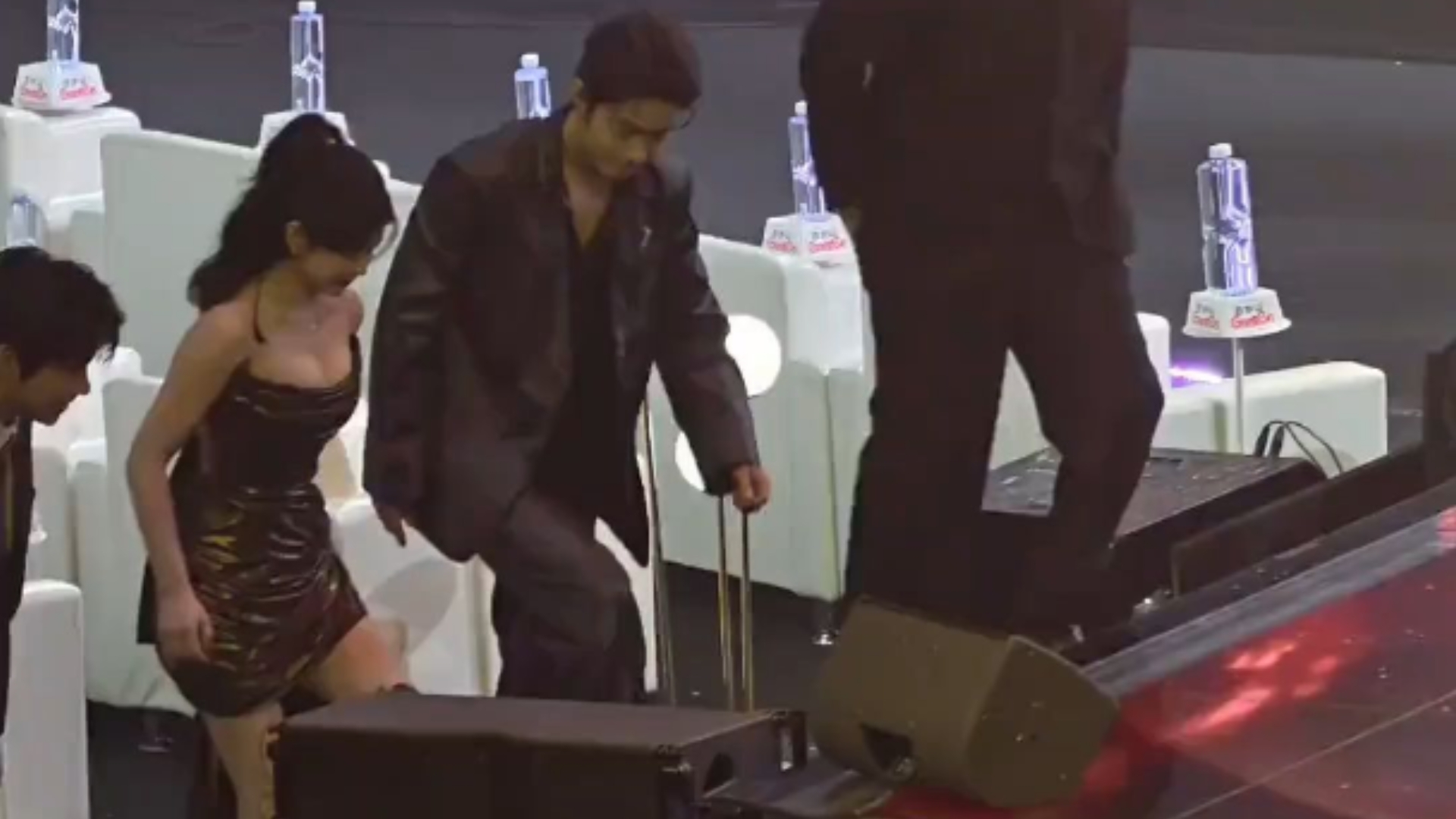 和肖战 一起登台的是谁 身材好爆